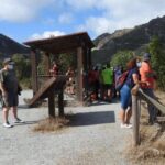 Participantes en la jornada de observación de rapaces en el mirador de Benzú