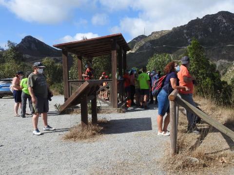 Participantes en la jornada de observación de rapaces en el mirador de Benzú