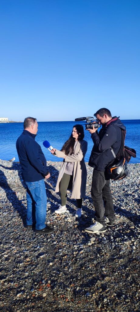 Joaquín entrevistado en playa del Tarajal